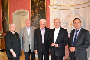 Foto v.l.n.r.: Rita Malcomess, Aloys Zumbrägel, Richard Pfeifer, Bischof Heinz Josef Algermissen, Steffen Flicker